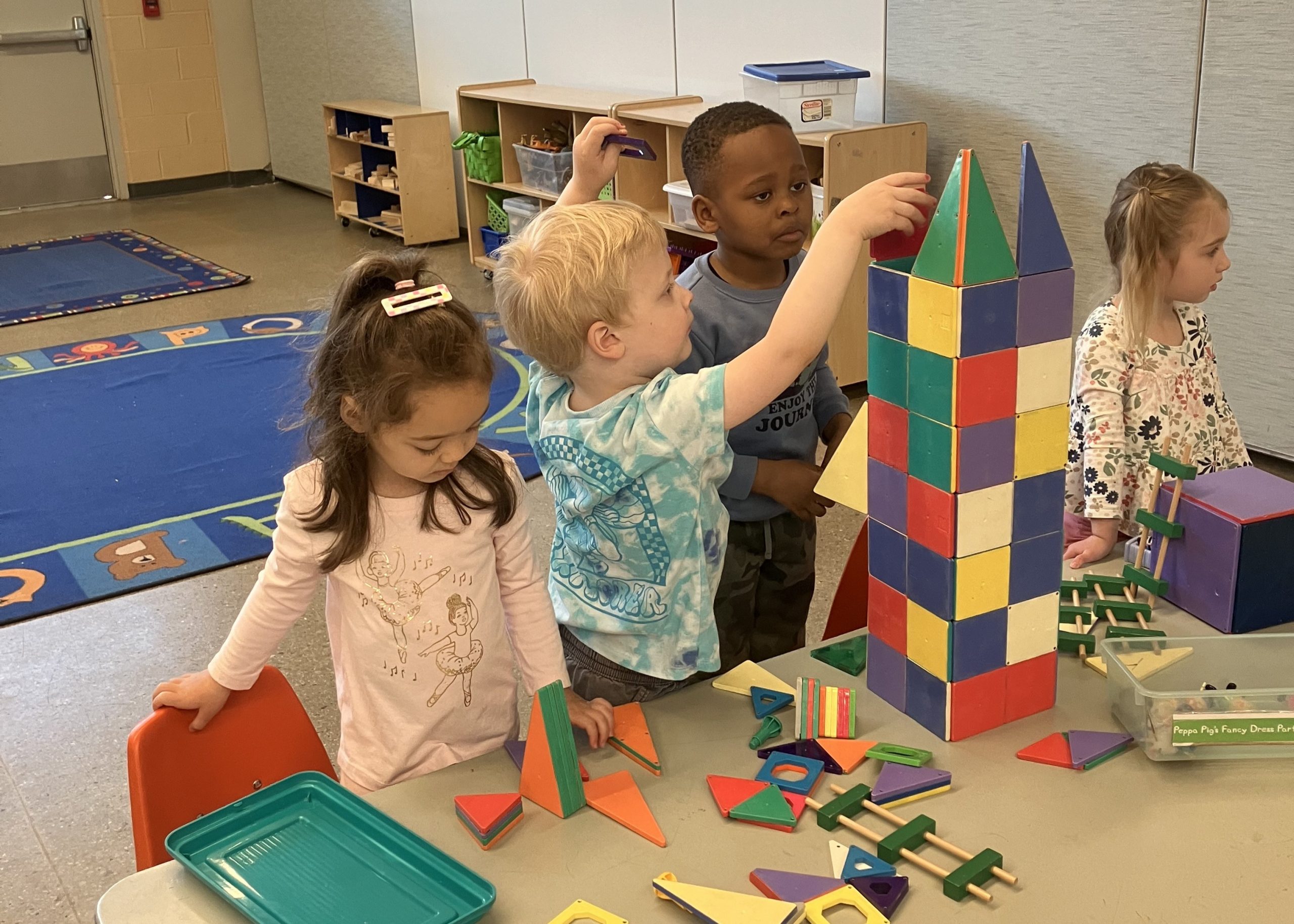 preschoolers build a tower together